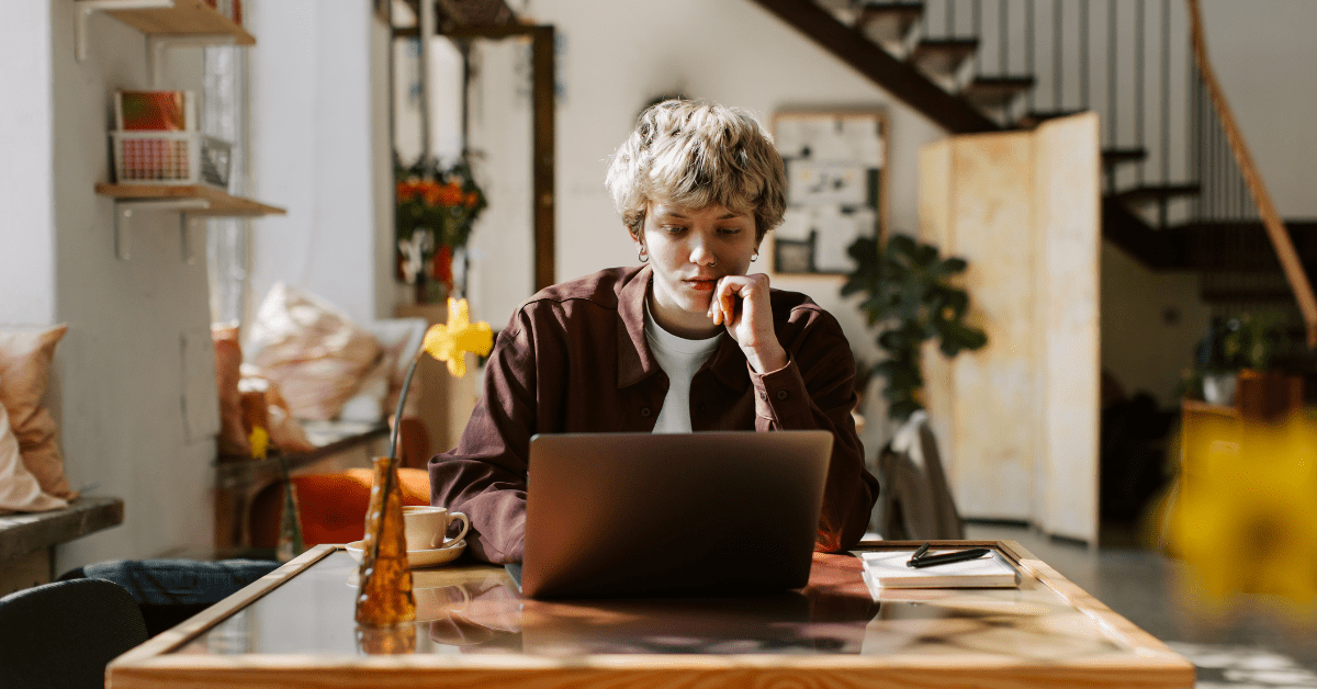 Adulto com TDAH concentrado estudando no notebook, aplicando atividades de concentração para TDAH